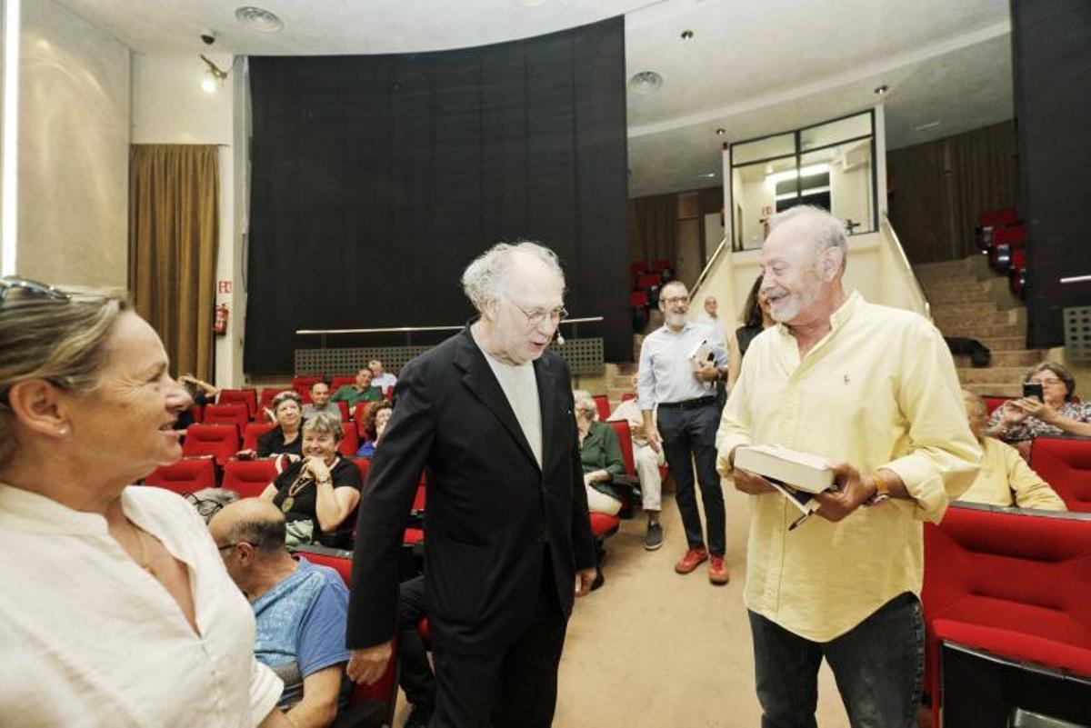 Ernesto Ekaizer con el juez José Castro, uno de los asistentes ayer en el acto.  | MANU MIELNIEZUK