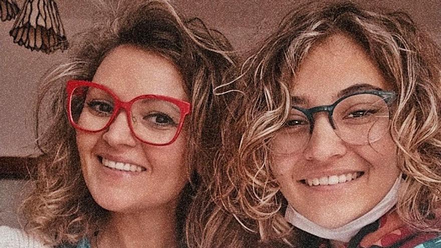 Brianda Lorenzo (d), afectada por esta patología, posa para una selfie junto a su madre, Laura Rodríguez.