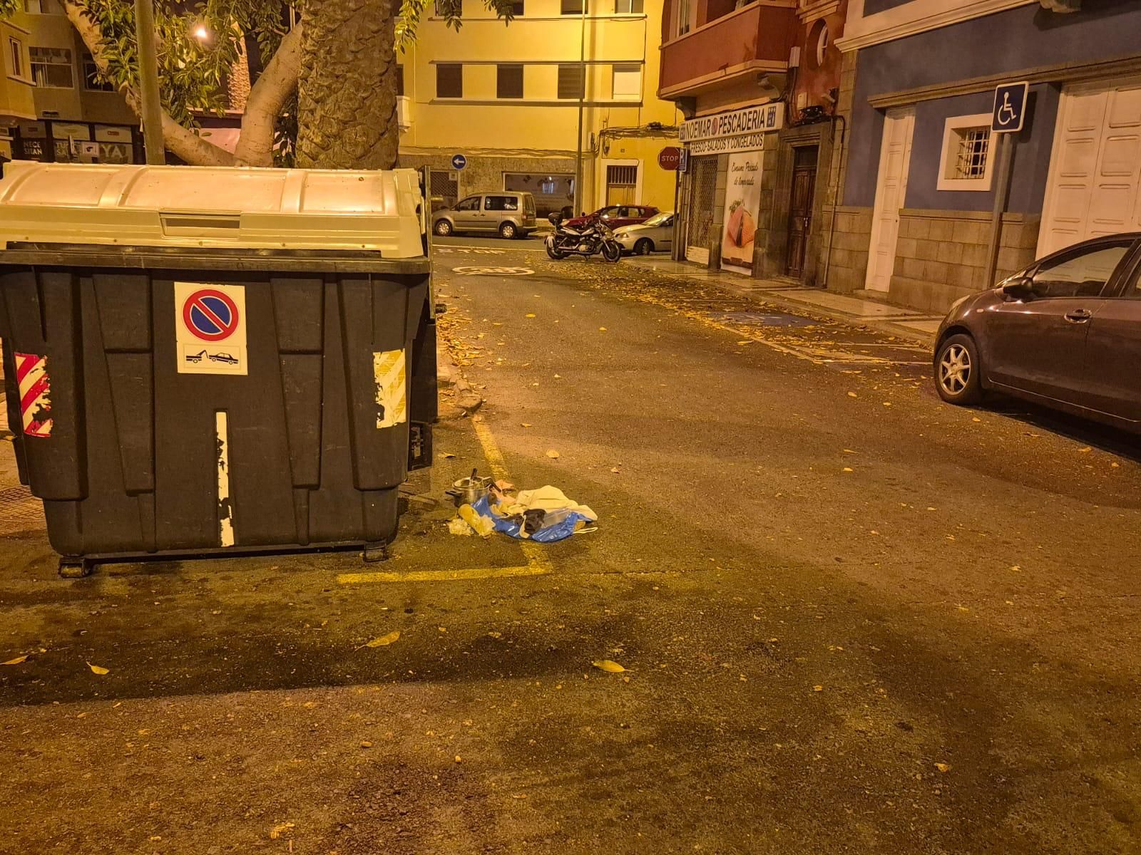 Suciedad en el barrio de Arenales, en Las Palmas de Gran Canaria