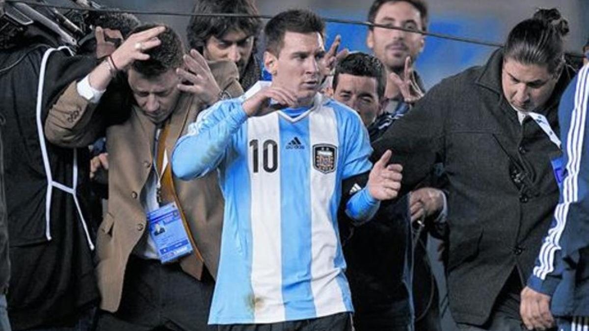 Messi intenta zafarse de los periodistas tras el Argentina-Colombia el pasado 7 de junio.