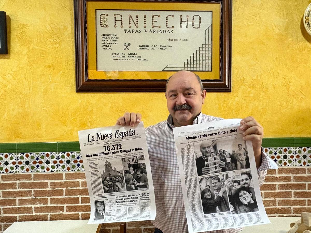José Antonio Amago con los reportajes de La Nueva España del día del sorteo.
