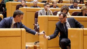 El presidente del Gobierno, Pedro Sánchez, y el ministro de Transportes, Óscar Puente, durante el último pleno del Congreso.