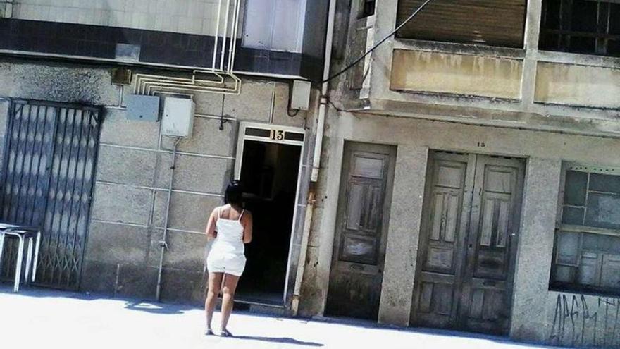 M.J.R., frente al portal por el que se accede a su piso, situado en pleno casco urbano de Porriño. // D.P.