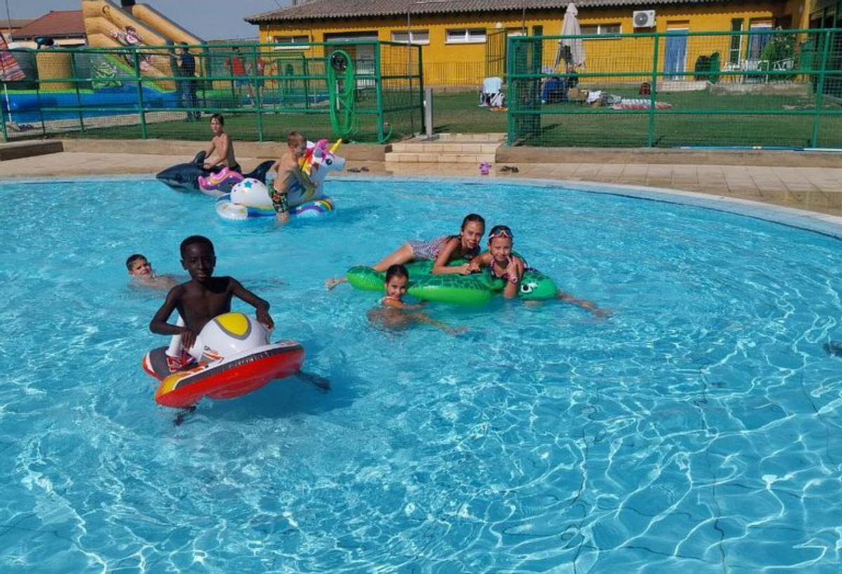 Las piscinas acogieron un parque acuático. | SERVICIO ESPECIAL
