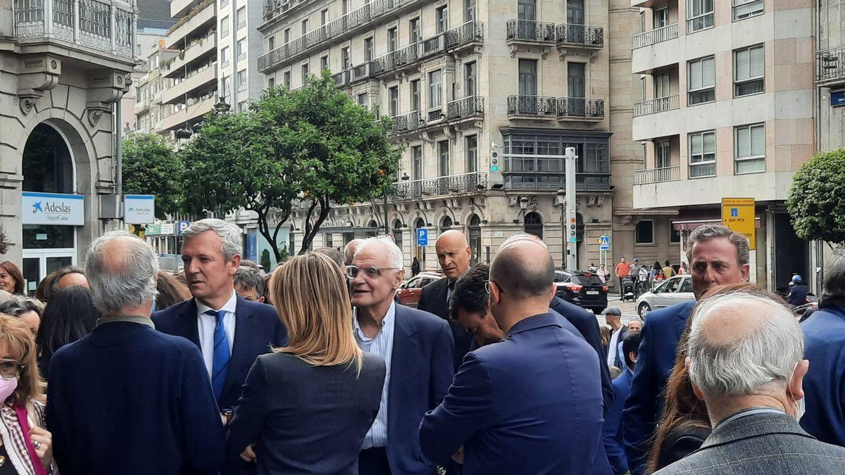 Llegada de Alfonso Rueda, acompañado por el presidente de la Real Academia Galega, Víctor Freixanes.