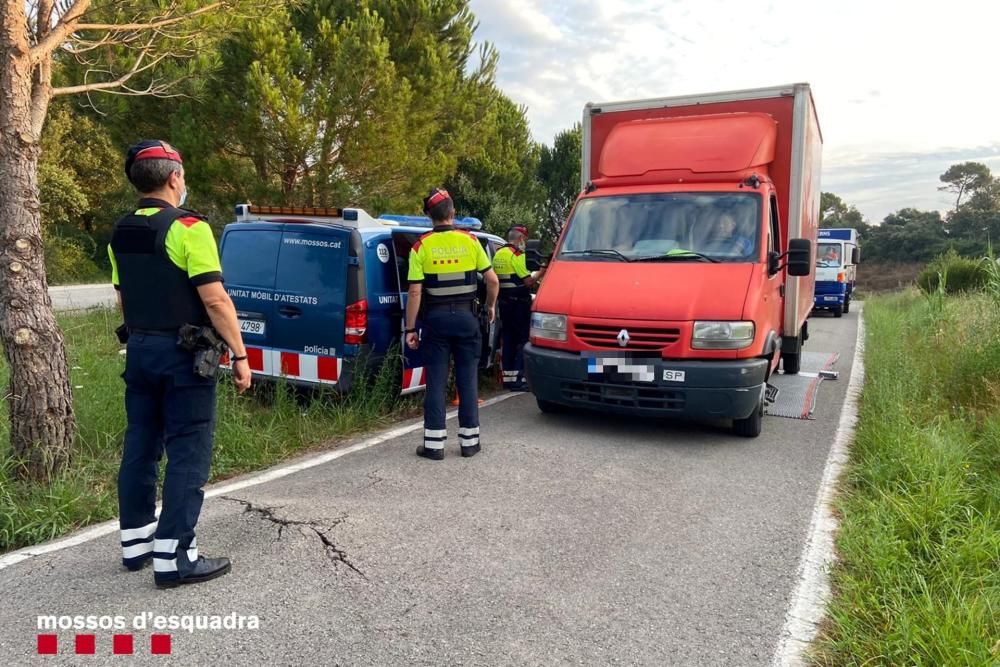 Denuncien nou transportistes que circulaven sobrecarregats a Llagostera