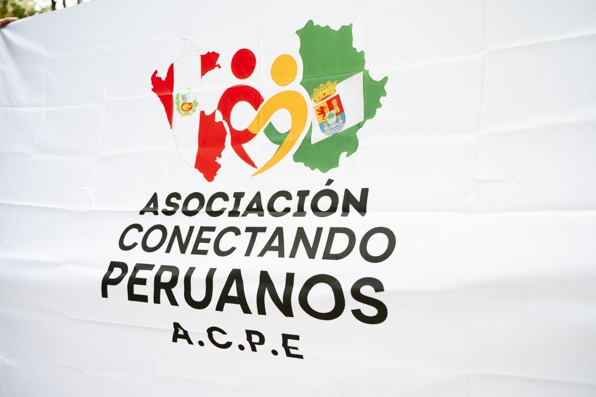 La bandera de la asociación representa la unión entre Perú y Extremadura.