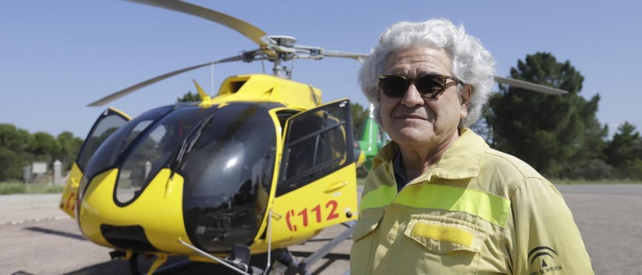 Eduardo Nicolás Dueñas, ante uno de los helicópteros del Infoca.