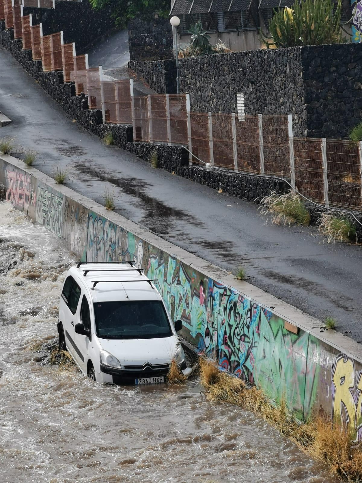 Coche que acaba en el cauce de un barranco por las lluvias en Santa Cruz de Tenerife