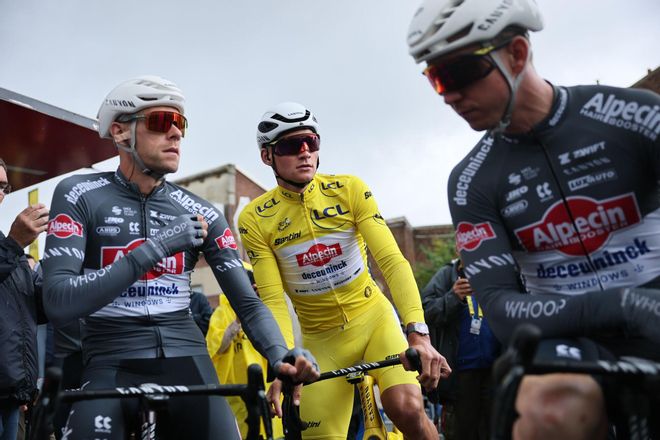 Valenciennes (France), 07/07/2025.- Dutch rider Mathieu Van Der Poel (C) of Alpecin - Deceuninck waits for the start of the 3rd stage of the Tour de France cycling race over 178.3km from Valenciennes to Dunkerque, France, 07 July 2025. (Ciclismo, Francia) EFE/EPA/CHRISTOPHE PETIT TESSON