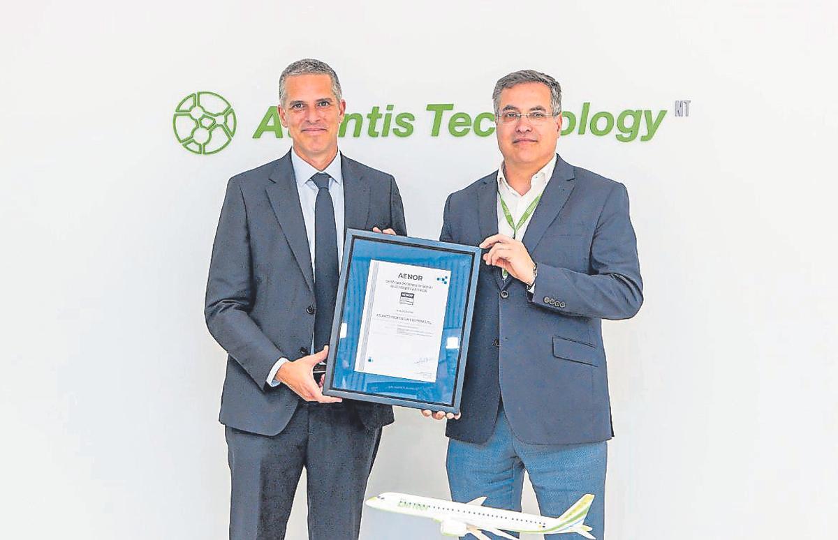 El director general de AENOR, Javier Lantigua Gaztañaga, y el CEO de Atlantis Technology, Héctor Reboso.