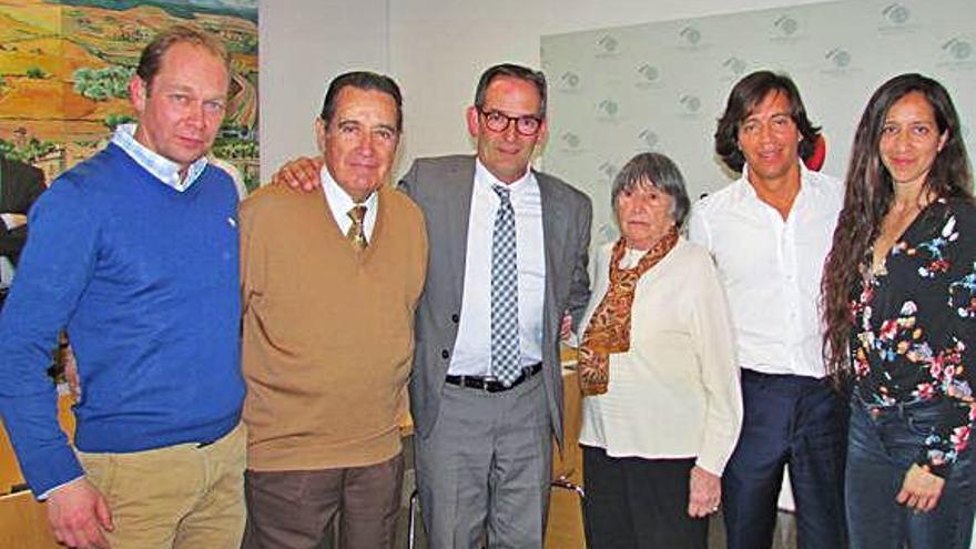 Batanés, tercer per l&#039;esquerra, amb els familiars d&#039;Alfred Figueras presents a la signatura de compra