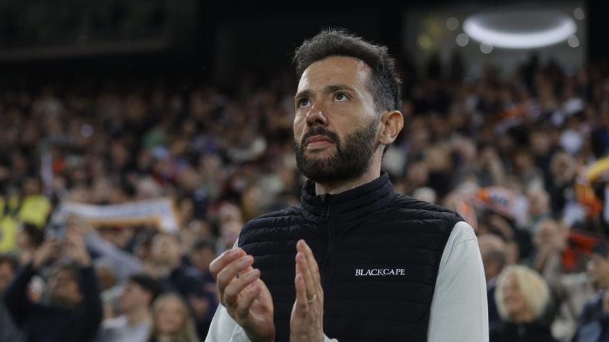 El técnico del Valencia, Carlos Corberán, en la zona técnica de Mestalla antes de un partido. |