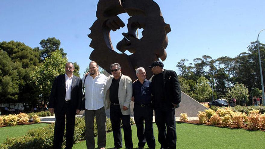 García Seoane, en la inauguración de la estatua, con el hijo del Che y los diseñadores del busto.