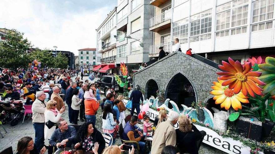 Desfile de carrozas en el Corpus Christi de Ponteareas el pasado año. // A. H.