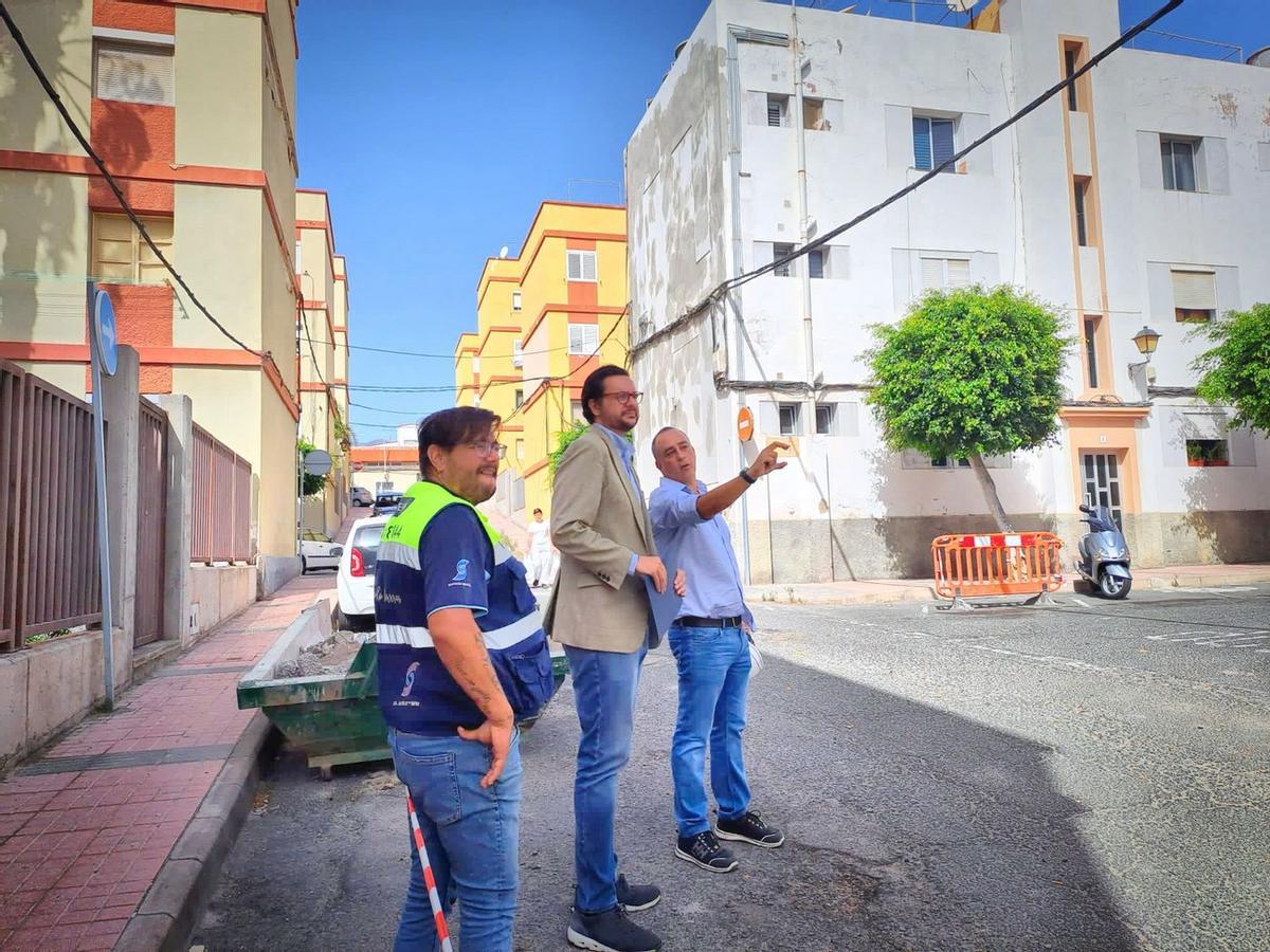 Sergio Ramos garantiza a los vecinos de San José de Las Longueras la ejecución completa de las obras de rehabilitación de sus viviendas.