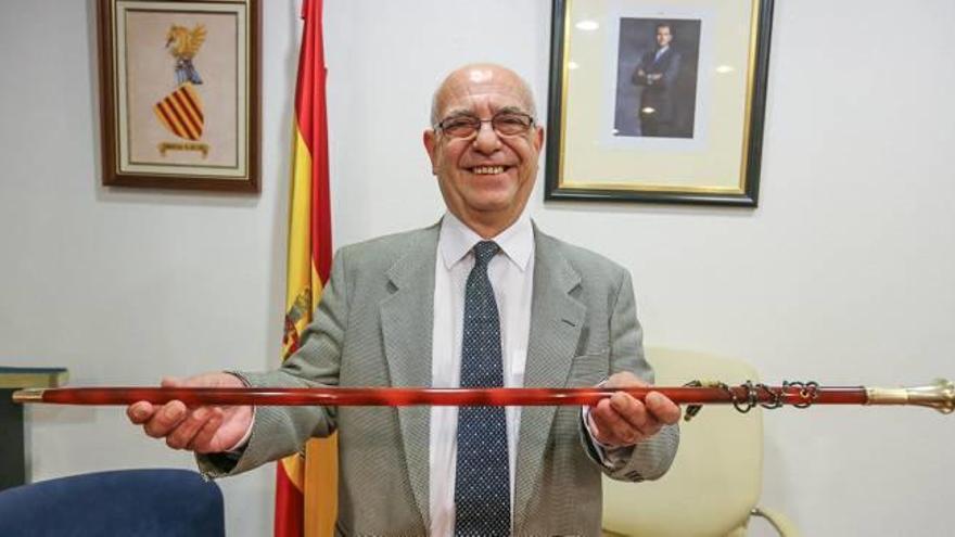 El nuevo alcalde de San Fulgencio, Manuel Gómez Rebagliato, posa con el bastón de mando una vez terminada la sesión en el salón de plenos del Ayuntamiento.