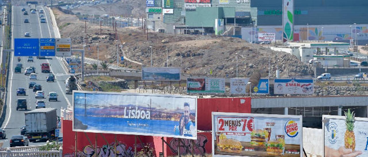 Vallas publicitarias en la autovía GC-1 a su paso por el parque comercial de Jinámar, en el municipio de Telde.