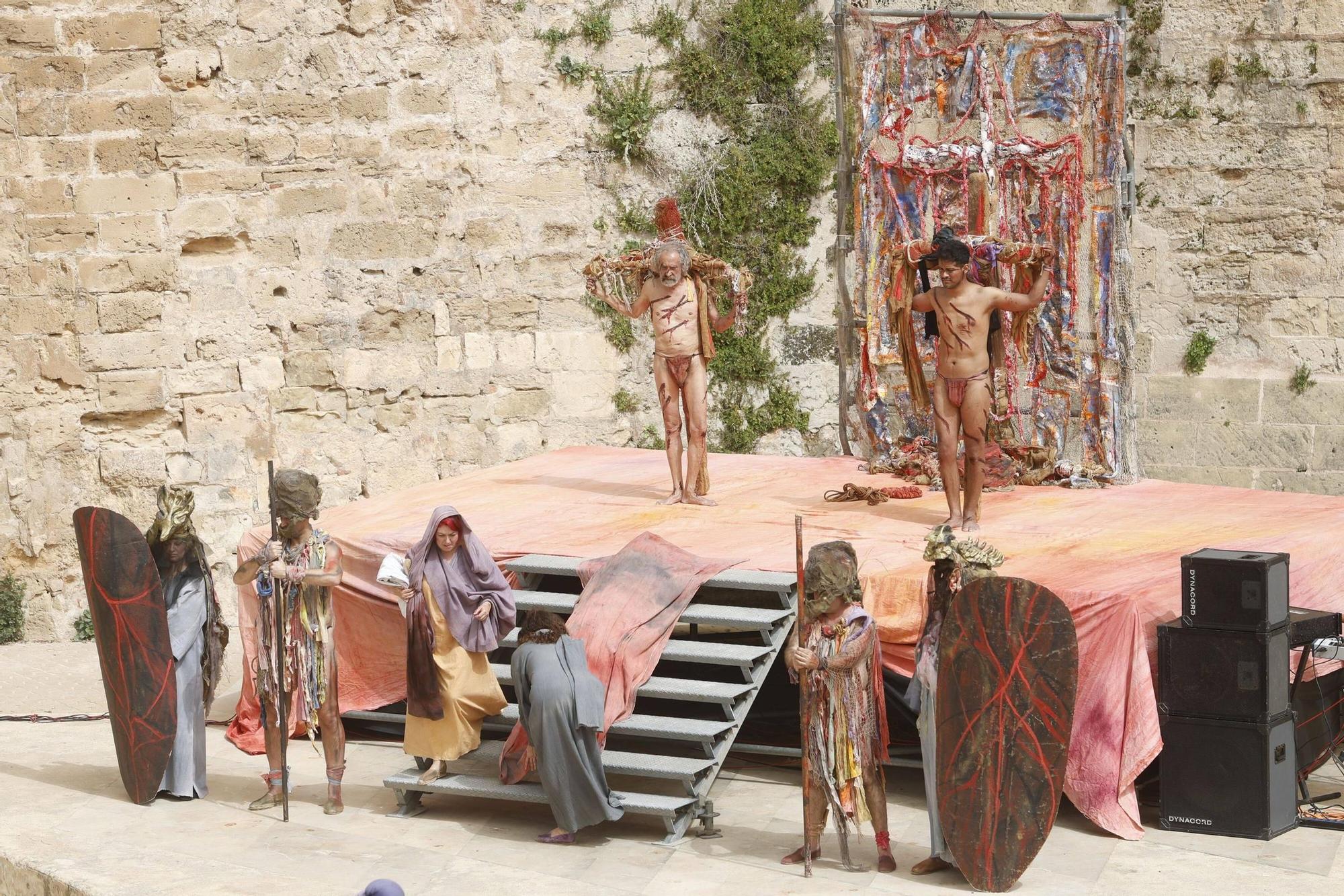 Representación del Via Crucis fente a la Catedral de Mallorca