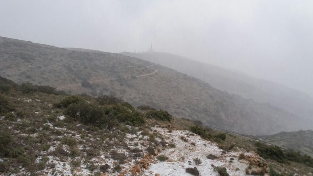 Caen los primeros copos de nieve de la temporada en Aitana