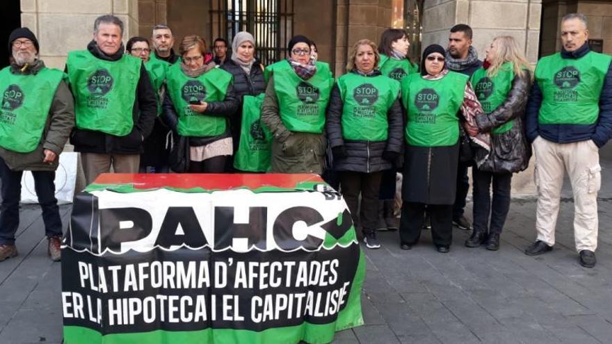 Concentració de membres de la PAHC a la plaça Major de Manresa, el gener.