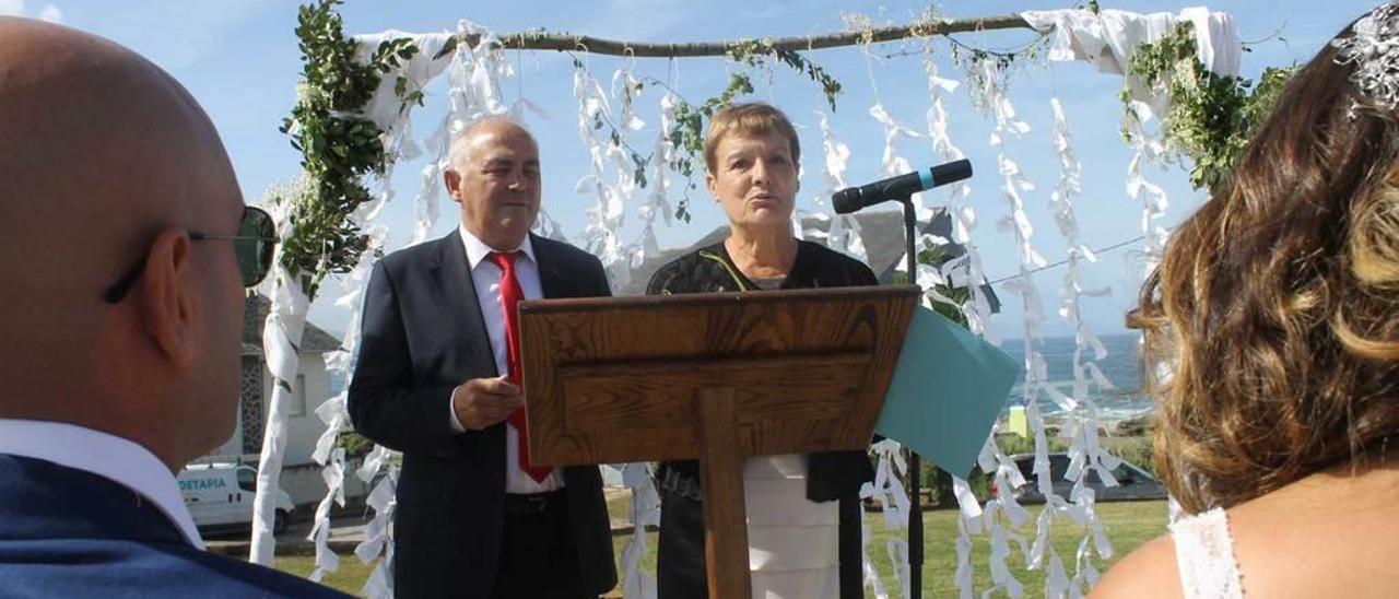 José Emilio Reiriz y María del Carmen Fernández, durante la lectura de los versos de &quot;Teresa&quot;, de Graciano García.