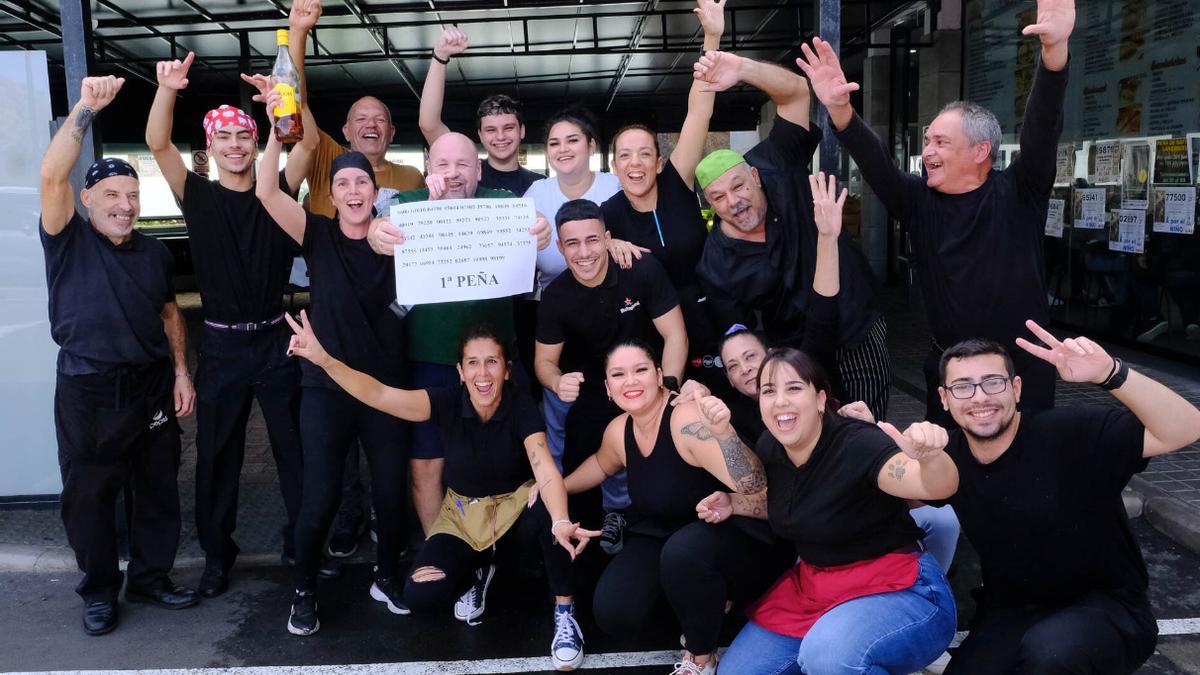 Los trabajadores del bar restaurante Los Llanos festejan haber ganado el primer premio de la lotería de El Niño