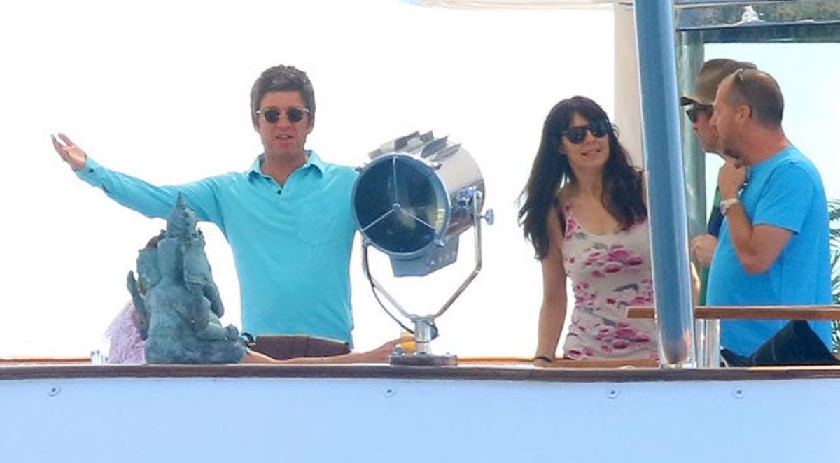 Noel Gallagher con los brazos en alto en el yate