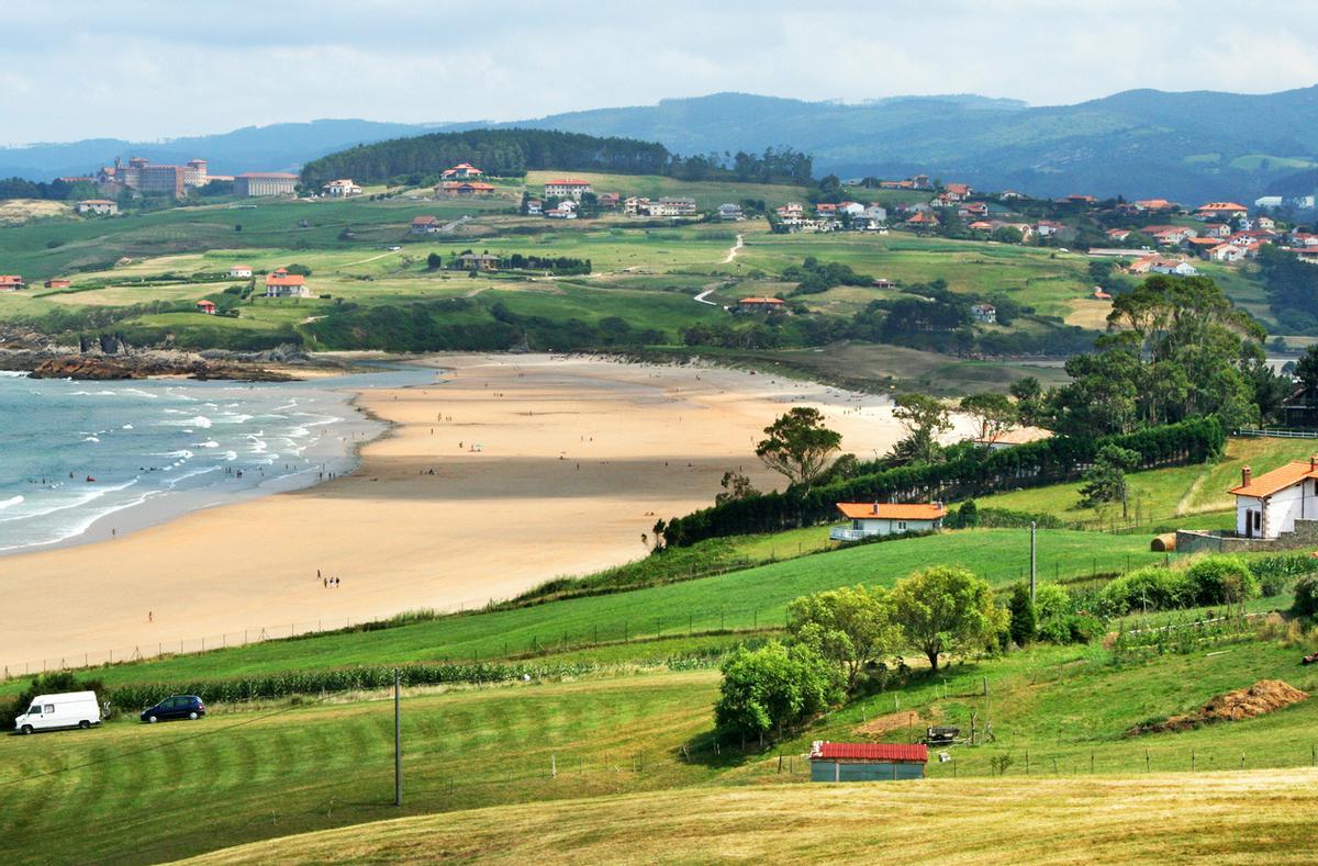 Playa de Oyambre rodeada de verde campiña cantábrica