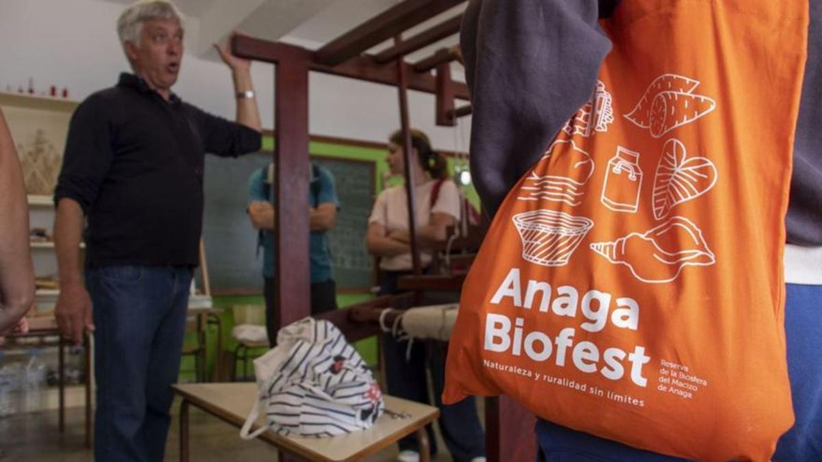 Luján González, presidente de la Asociación de Vecinos La Voz del Valle, en Taganana, junto a uno de los telares recuperados.