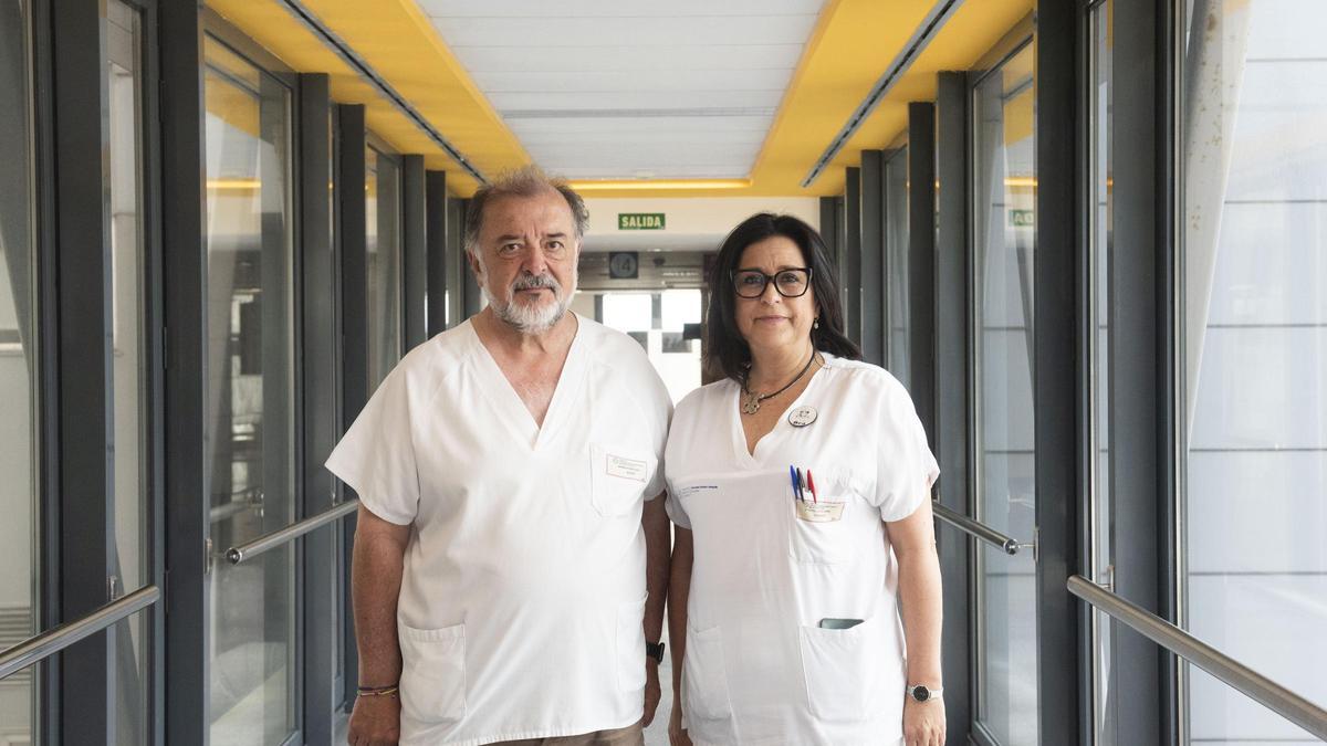 El doctor Antonio Rodríguez Sotillo y Beatriz Saavedra Illobre, en el Hospital Universitario de A Coruña (Chuac).