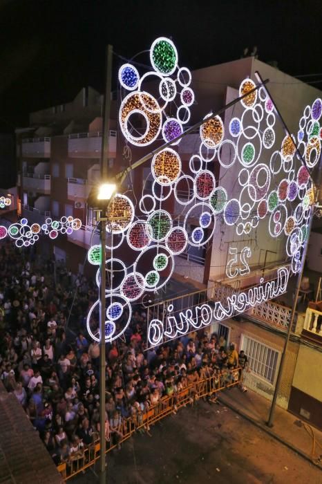 Cientos de personas, la mayoría adolescentes que quisieron disfrutar de la "cremá" y posterior "bañá" de los bomberos, se acercaron al barrio del Calvario para ver arder su hoguera