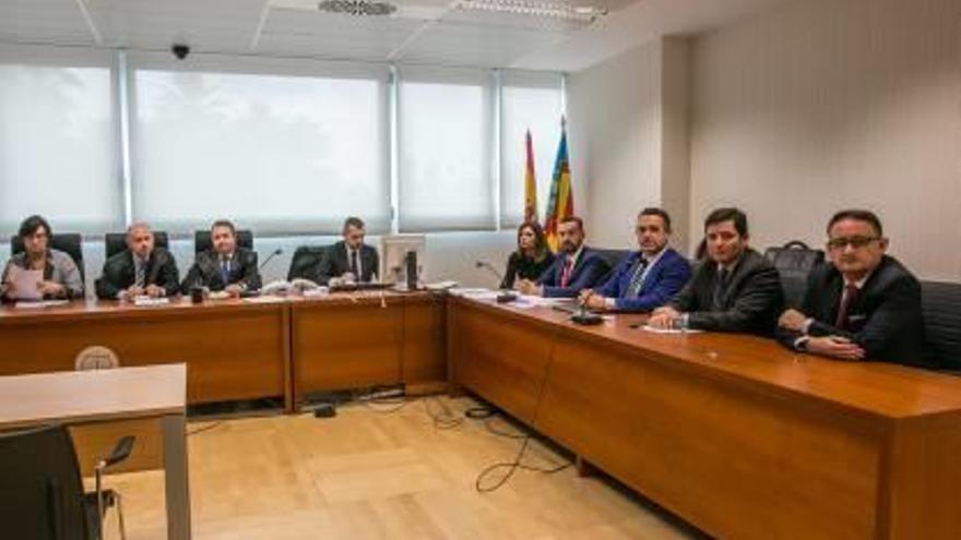 Un momento de la junta de acreedores del Elche.