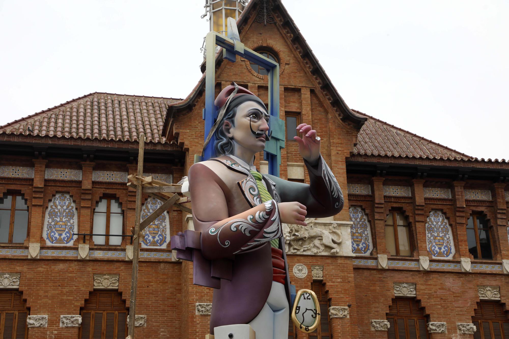 Espectacular "plantà" de Dalí y Gala en la falla del Mercado Central