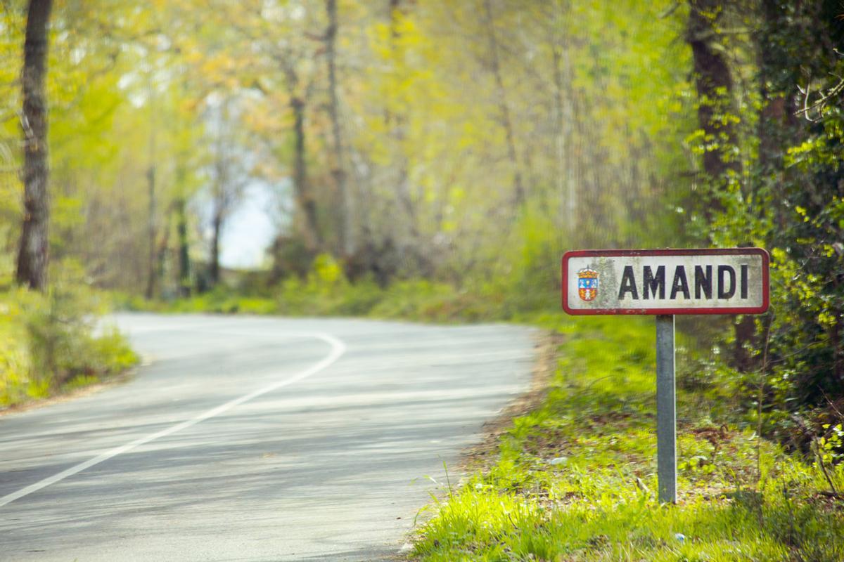 Carretera rural en Amandi, Ribeira Sacra, Galicia, España