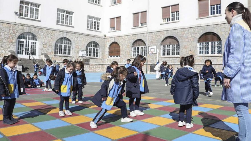 Educación Infantil disfruta de patios divertidos y seguros con la profe Jennifer. | Pablo Solares