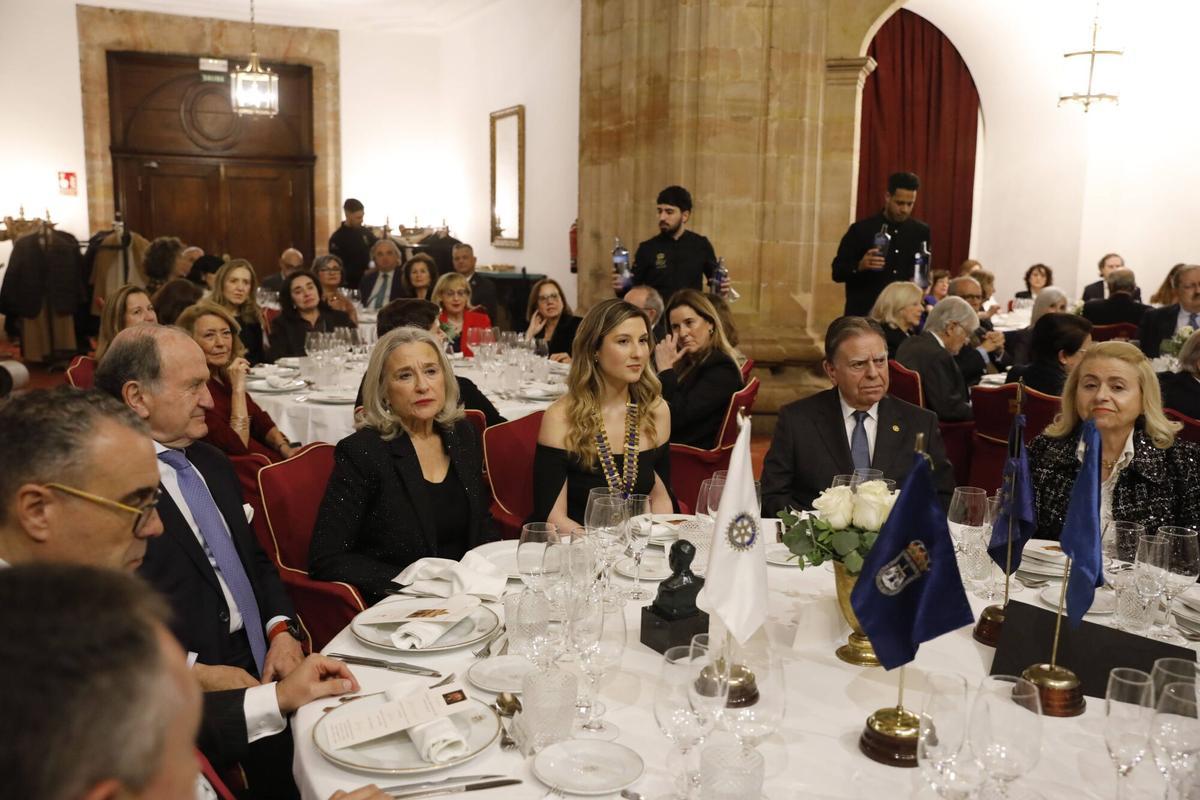 Montaña Sánchez-Arévalo recibe el premio "Mujer Trabajadora" del Rotary Club de Oviedo