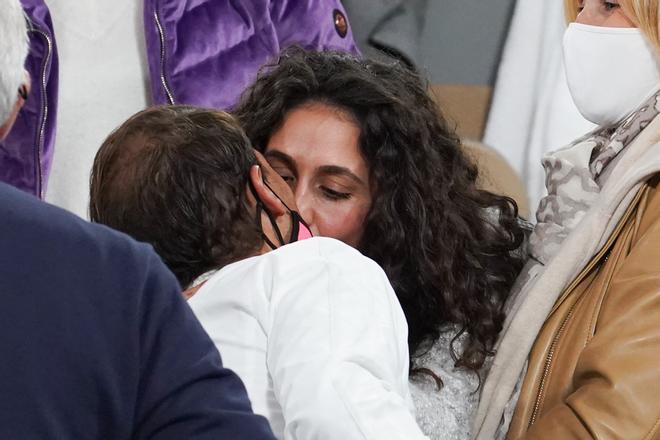 Beso de Rafa Nadal y Mery Perelló tras el triunfo del tenista en Roland Garros