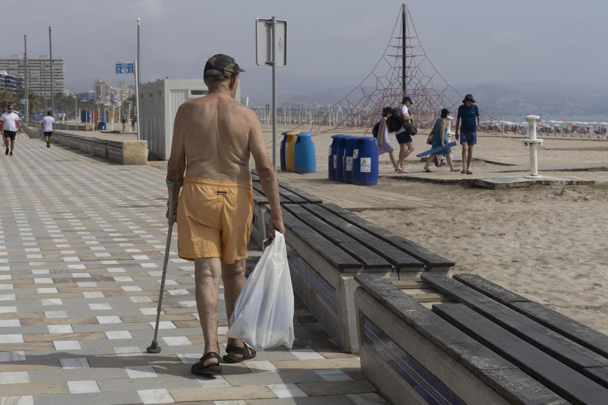Bañistas ayer en la playa de San Juan