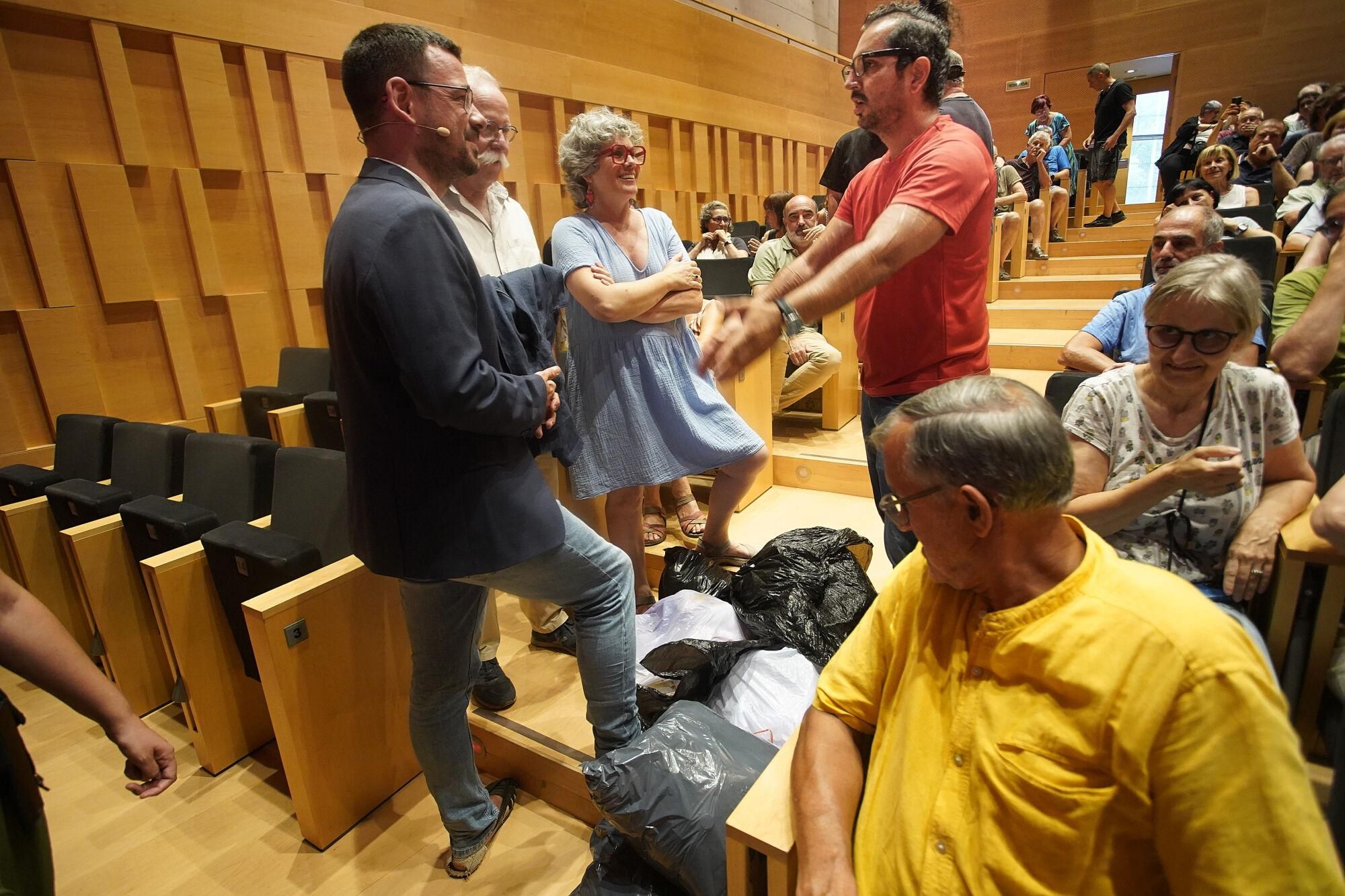 Girona Auditori alcalde de Girona, Lluc Salellas,conferència balanç meitat de mandat propostes pels pròxims dos anys Protesta veí amb bosses escombraries per la brutícia que hi ha als carrers contenidors recollida selectiva