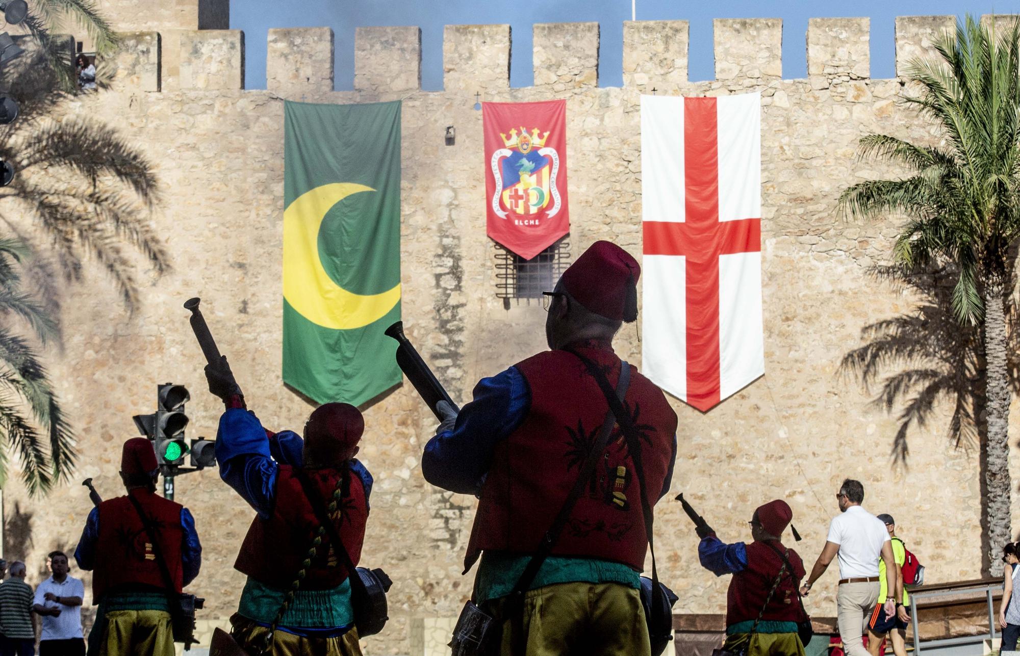 El potente Alardo de los Moros y Cristianos despierta a Elche