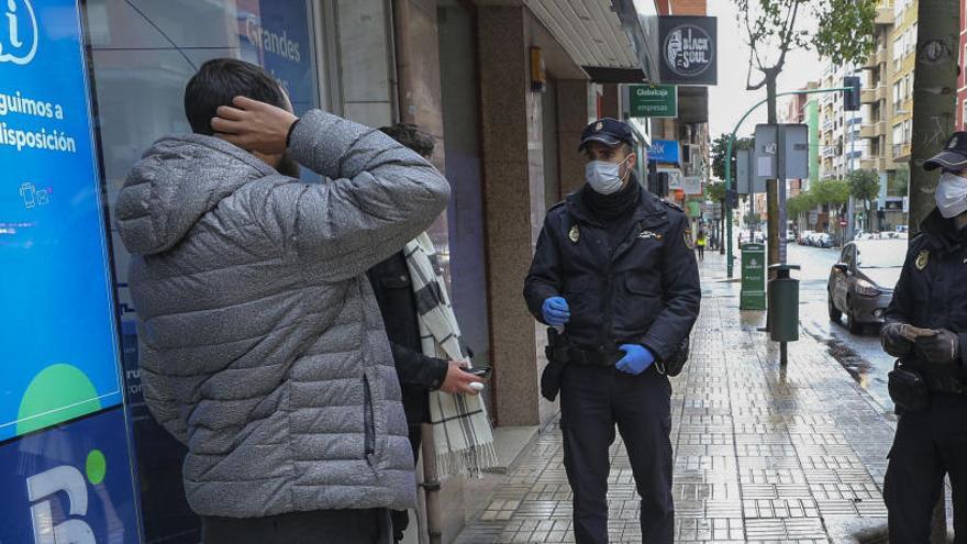 La Policía Nacional en un control en la calle ayer