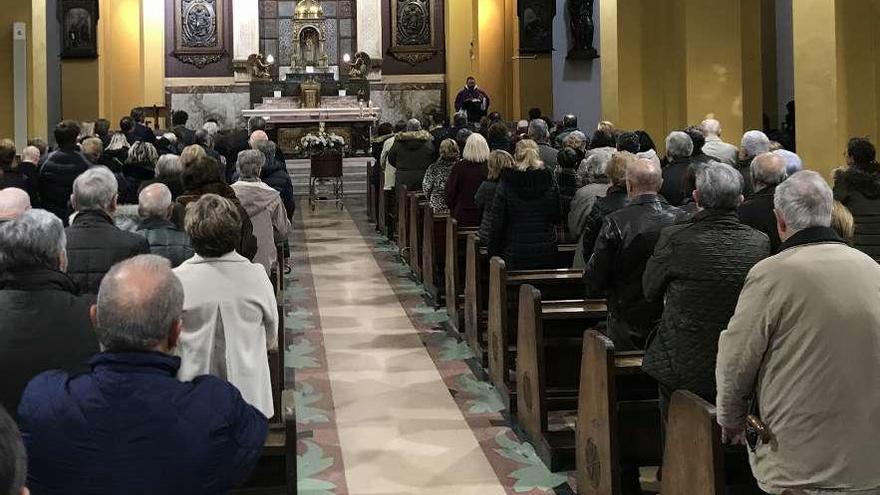 El funeral de Enrique Embil, ayer, en la parroquia de San Juan de Mieres.