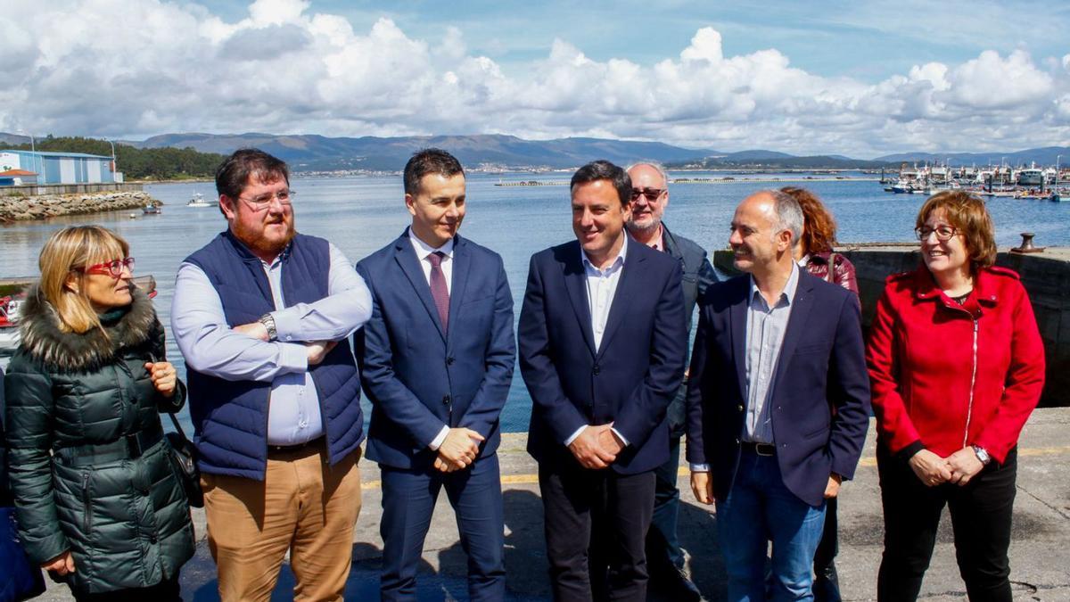 Las autoridades presentes felicitaron a Carlos Iglesias y a su concello por su modelo energético. |