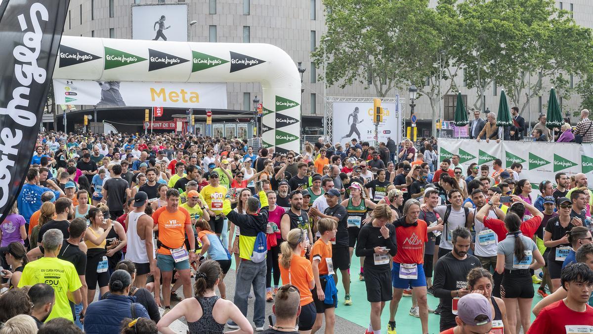 Los participantes finalizando en plaça Catalunya su recorrido de 10 km durante la 44 edición de la Cursa de El Corte Inglés