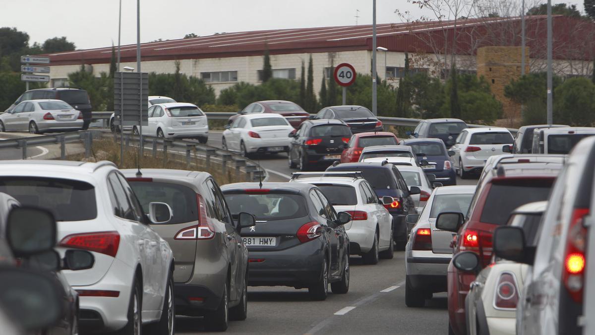 Imagen de archivo de atascos en València, donde hoy también se registran importantes retenciones de tráfico.