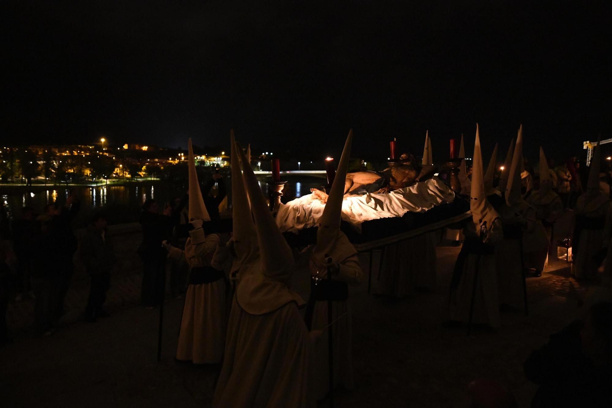 GALERÍA | La procesión de Jesús Yacente, en imágenes