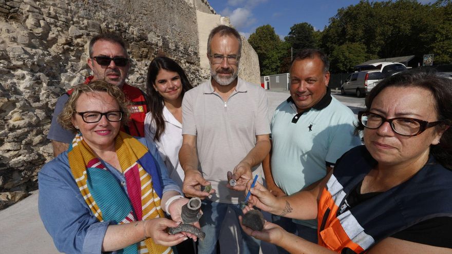 Dagas para dar muerte a enemigos, el cascabel de un leproso o monedas: los curiosos vestigios hallados en la muralla de Avilés