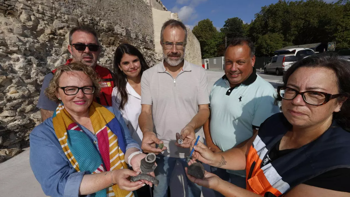 Dagas para dar muerte a enemigos, el cascabel de un leproso o monedas: los curiosos vestigios hallados en la muralla de Avilés