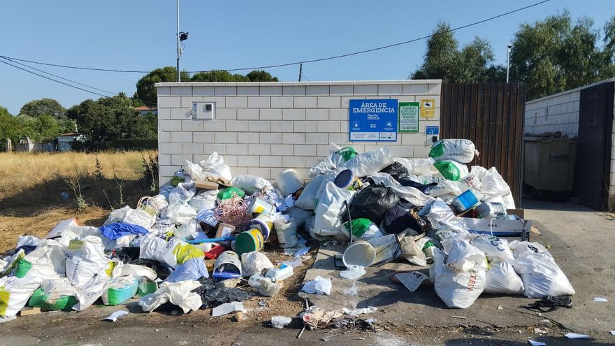Denuncian el mal estado de los puntos limpios en Casar de Cáceres